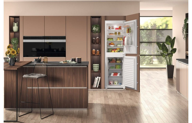 Hotpoint HBC18 5050 F2 B/I NoFrost 50/50 Fridge Freezer