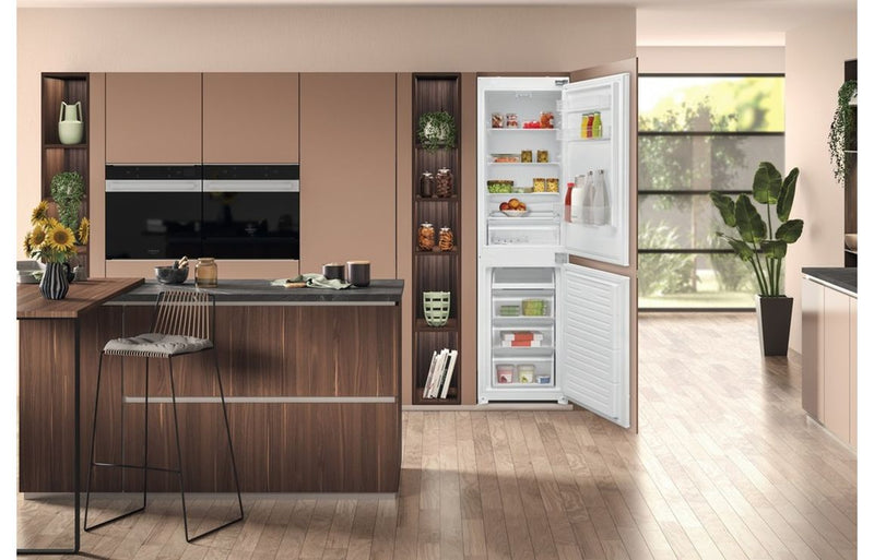 Hotpoint HMCB 50502 UK B/I 50/50 Fridge Freezer